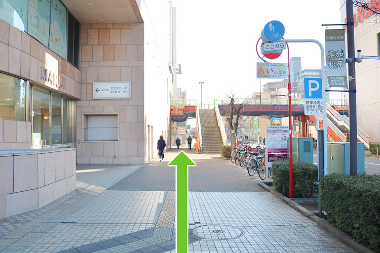 草加マルイを左手に進み、陸橋の下を進みます