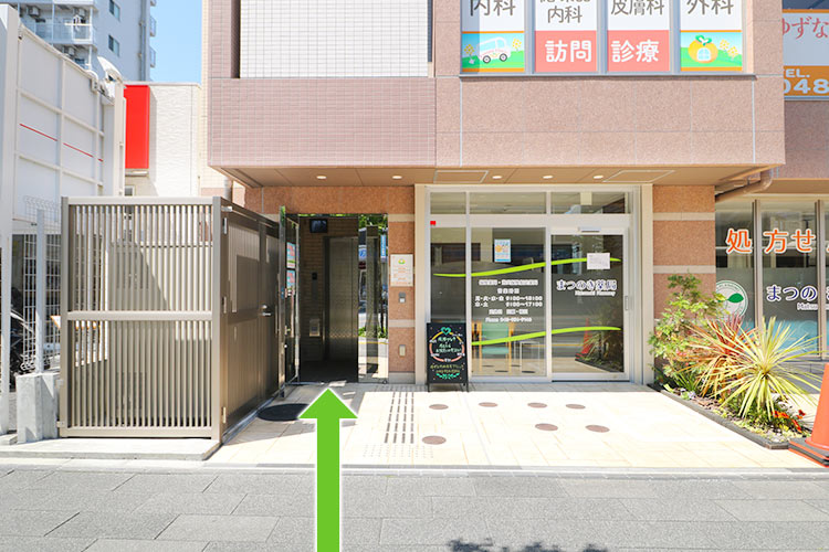 ビル左手にある入口からエレベーターで2階にお上がりください